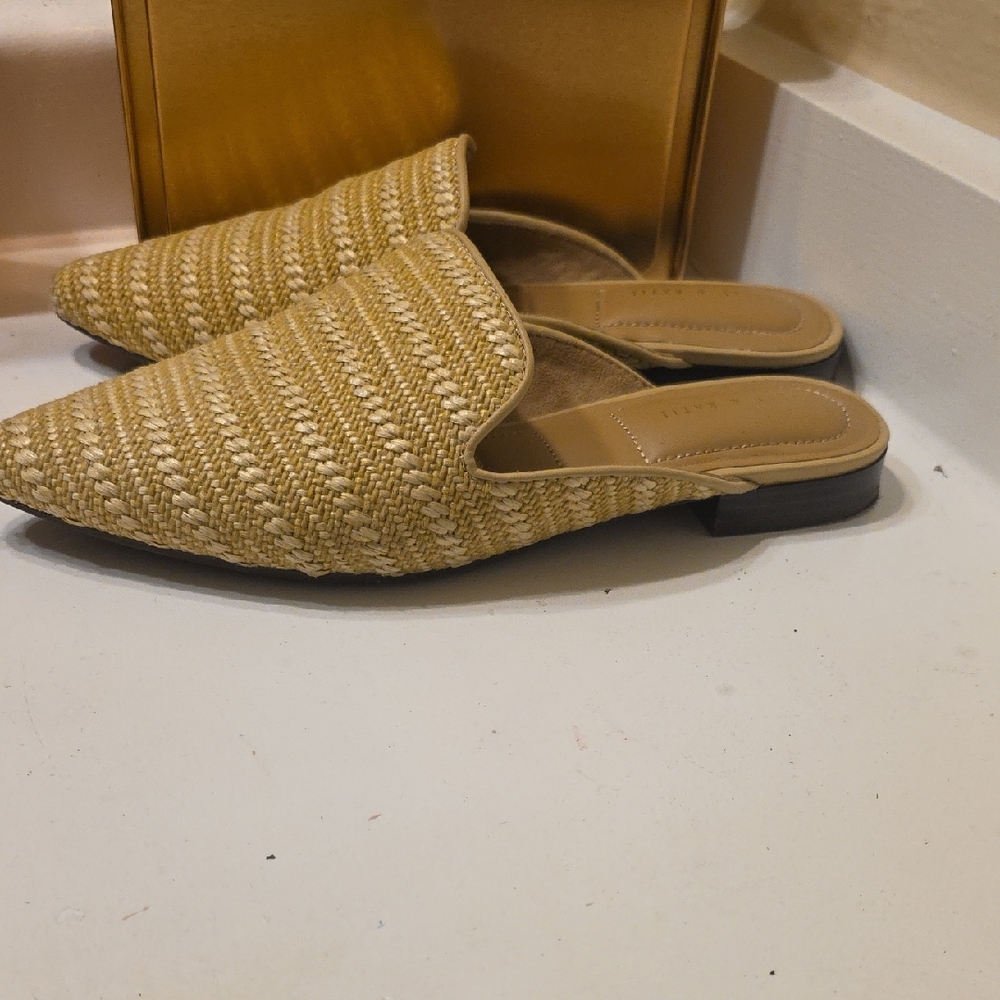 Kelly & Katie Beige Woven Mules Size 9 – Elegant, Like New! 🌸